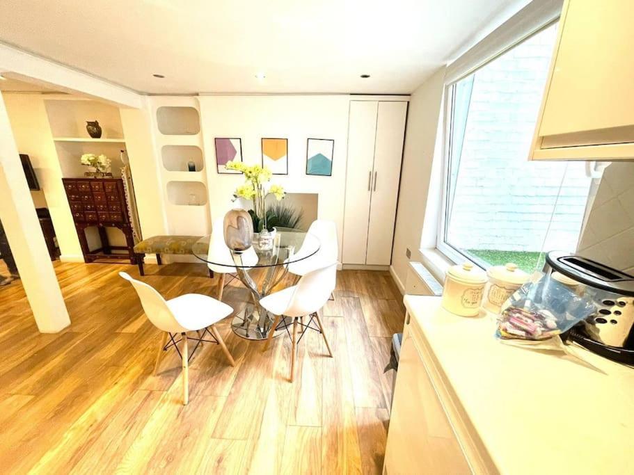 Historical Building / Cozy Basement Apt / Central CBG エクステリア 写真