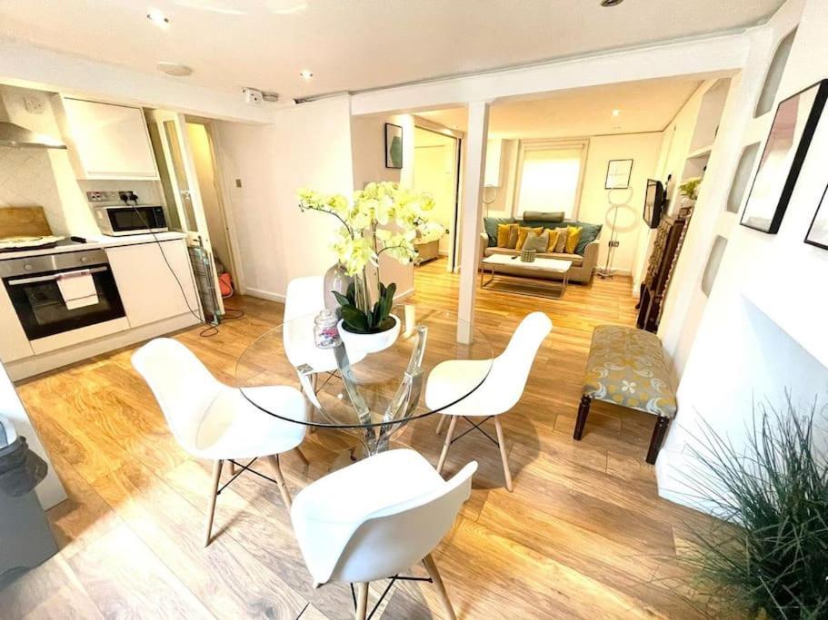 Historical Building / Cozy Basement Apt / Central CBG エクステリア 写真